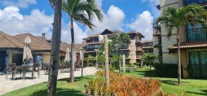 アキラスにあるManhattan Beach Rivieraのヤシの木が植わるリゾートの景色を望めます。