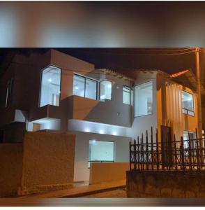 un edificio con balcón con luces encendidas en Apartamento 202 en Guatavita