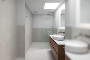 een witte badkamer met een wastafel en een toilet bij No 2 Luana in Nelson Bay +5 foto's