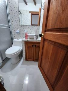 een badkamer met toilet en wastafel bij Apartamento de la Villa I in Villa de Leyva