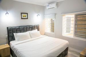 Una cama o camas en una habitación de Plot 100