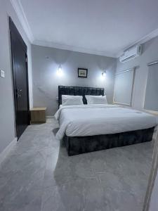 Una cama o camas en una habitación de Plot 100