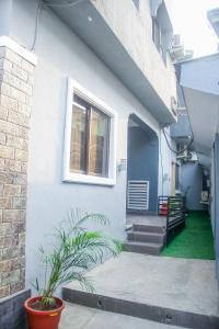 Biały dom ze schodami i oknem w obiekcie MORADA HOTELS LTD w mieście Lagos