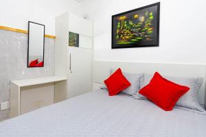 a bedroom with red pillows on a bed at Carnaval! Apt. moderno no Porto da Barra in Salvador