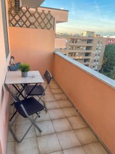 un balcone con tavolo e sedie su un edificio di Attico panoramico a Pisa