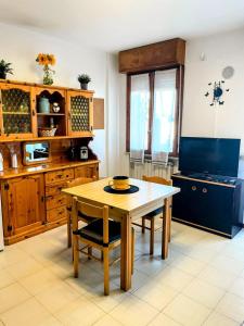 una cucina con un tavolo di legno e una sala da pranzo di Attico panoramico a Pisa