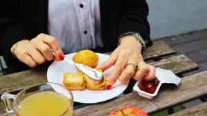 ポルトにあるマイステイ ポルト セントロの包丁で皿を食べる女