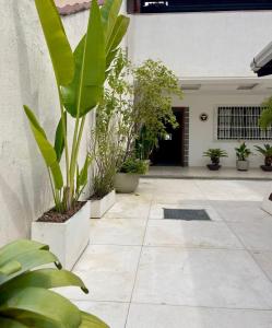 a courtyard with potted plants in front of a building at Hospedagem Caminho das Praias in Niterói