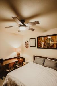 a bedroom with a ceiling fan and a desk at Casa Panda near Airport / Shopping Plaza and International Border in Tijuana