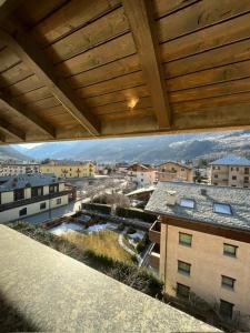 - un balcon offrant une vue sur la ville dans l'établissement A Bormio con gioia, à Bormio