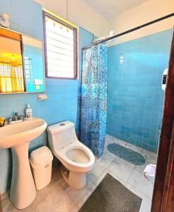 a blue tiled bathroom with a toilet and a sink at Depa entero 4 personas! in Santa Cruz Xoxocotlán