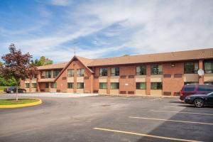 un bâtiment avec un parking en face de celui-ci dans l'établissement Motel 6 East Syracuse, NY - Airport, à East Syracuse