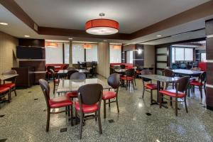 Drury Inn & Suites Houston The Woodlands في ذا وودلاندس: مطعم فيه طاولات وكراسي في الغرفة