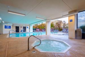 una gran piscina con bañera de hidromasaje en un edificio en Drury Inn & Suites Houston The Woodlands en The Woodlands