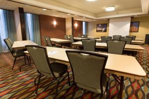 uma sala de conferências com mesas e cadeiras em Drury Inn & Suites Houston The Woodlands em The Woodlands