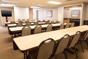 une salle de conférence avec des tables, des chaises et une télévision dans l'établissement Drury Inn & Suites Paducah, à Paducah