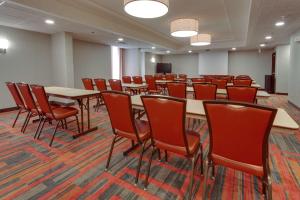einen Konferenzraum mit Tischen, Stühlen und einem Podium in der Unterkunft Drury Inn & Suites Memphis Southaven in Horn Lake