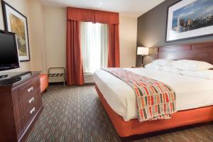 Un pat sau paturi într-o cameră la Drury Inn & Suites Dayton North