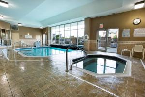 代頓的住宿－北代頓德魯套房酒店，酒店客房中间的游泳池