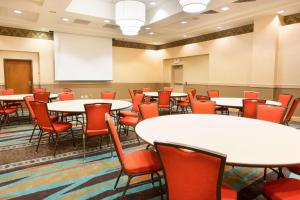 una sala de conferencias con mesas, sillas y una pizarra en Drury Inn & Suites Dayton North en Dayton