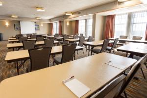 uma sala de aula vazia com mesas e cadeiras em Drury Inn & Suites San Antonio North Stone Oak em San Antonio