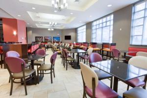 comedor con mesas y sillas en Drury Inn & Suites Cincinnati Sharonville, en Sharonville