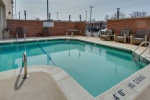 uma grande piscina com água azul em Drury Inn & Suites St. Louis Forest Park em Saint Louis