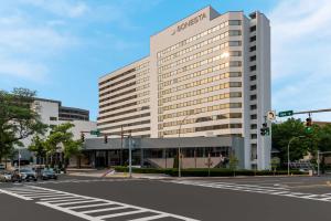 un grand bâtiment avec un hôtel saguaro dans une rue dans l'établissement Sonesta White Plains Downtown, à White Plains