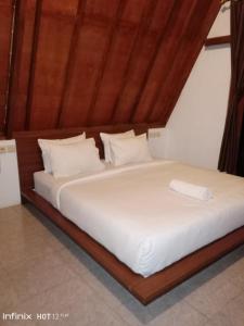 Een bed of bedden in een kamer bij Jepun homestay, gerupuk, pujut, lombok