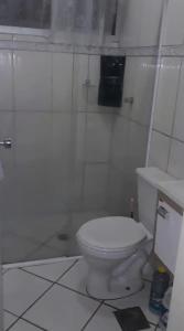 a bathroom with a white toilet in a room at Apartamento inteiro, completo para até 8 pessoas por locação Não é divido com outros pessoas apenas significa que vc pode locar que tem capacidade para até 8 pessoas mas a locação sempre é individual de quem locou in Campinas