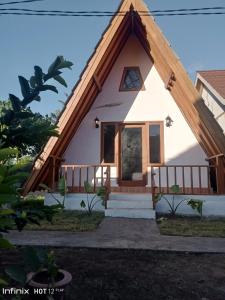 een klein huis met een gambrel dak bij Jepun homestay, gerupuk, pujut, lombok in Bumbang