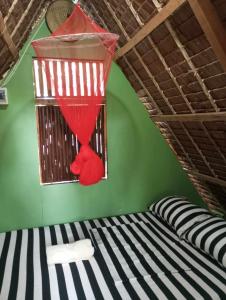 un lit avec un animal farci rouge dans une pièce dans l'établissement Lagkaw Dos in Lagkaw Homestay, à Looc