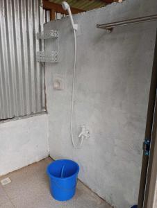 La salle de bains est pourvue d'une douche et d'un seau. dans l'établissement Lagkaw Dos in Lagkaw Homestay, à Looc