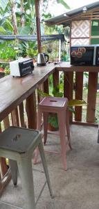 une table en bois avec un banc et un tabouret dans l'établissement Lagkaw Dos in Lagkaw Homestay, à Looc