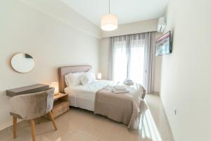 Postel nebo postele na pokoji v ubytování Designer Stay 100sqm, Wood & Marble , 5min to Sea