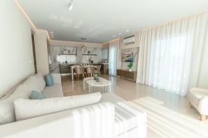Posezení v ubytování Designer Stay 100sqm, Wood & Marble , 5min to Sea