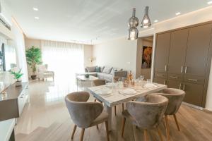 Posezení v ubytování Designer Stay 100sqm, Wood & Marble , 5min to Sea