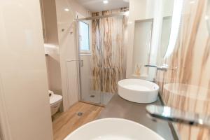 Koupelna v ubytování Designer Stay 100sqm, Wood & Marble , 5min to Sea