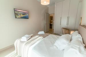 Postel nebo postele na pokoji v ubytování Designer Stay 100sqm, Wood & Marble , 5min to Sea