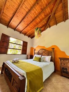 ein Schlafzimmer mit einem großen Bett in einem Zimmer in der Unterkunft EL FAUNO in Jericó