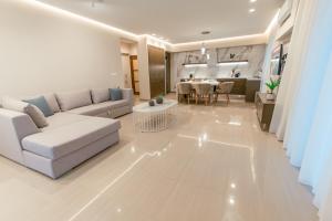 Posezení v ubytování Designer Stay 100sqm, Wood & Marble , 5min to Sea