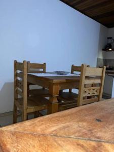 una mesa de madera y sillas en la cocina en Casa Beira Mar, Paraty-RJ, en Paraty