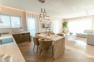 Posezení v ubytování Designer Stay 100sqm, Wood & Marble , 5min to Sea