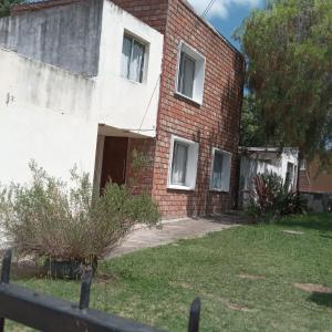 un vecchio edificio di mattoni con un cancello di fronte di Hostal DOÑA EMMA a Florida