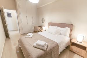 Postel nebo postele na pokoji v ubytování Designer Stay 100sqm, Wood & Marble , 5min to Sea