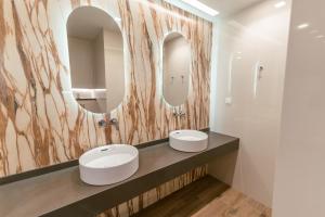 Koupelna v ubytování Designer Stay 100sqm, Wood & Marble , 5min to Sea