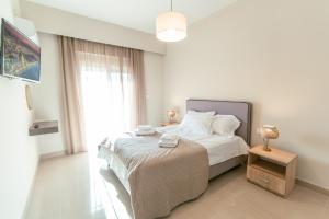 Postel nebo postele na pokoji v ubytování Designer Stay 100sqm, Wood & Marble , 5min to Sea