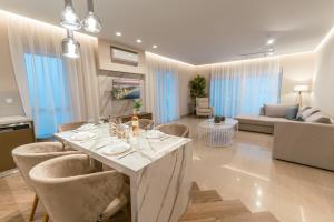 Posezení v ubytování Designer Stay 100sqm, Wood & Marble , 5min to Sea