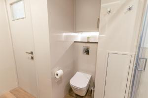 Koupelna v ubytování Designer Stay 100sqm, Wood & Marble , 5min to Sea