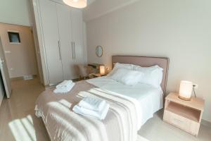 Postel nebo postele na pokoji v ubytování Designer Stay 100sqm, Wood & Marble , 5min to Sea